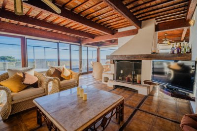 Penthouse en venta de tres dormitorios y dependencia en Playa Mansa, Punta del Este.