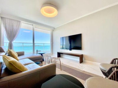 Apartamento de tres dormitorios en suites en Paramount Smart Tower en Venta