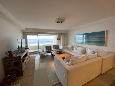 Apartamento de cuatro dormitorios en Torre Lobos, Punta del Este