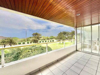 Apartamento de tres dormitorios en alquiler frente al mar en playa mansa.