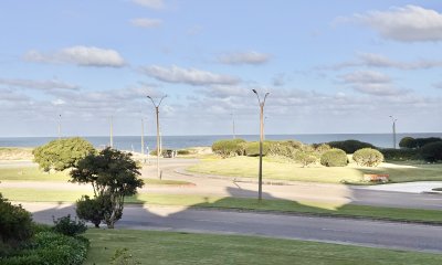 Apartamento reciclado de dos dormitorios frente al mar en Playa Brava en venta