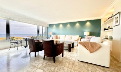 Excelente Apartamento primera linea playa mansa en edificio de categoría