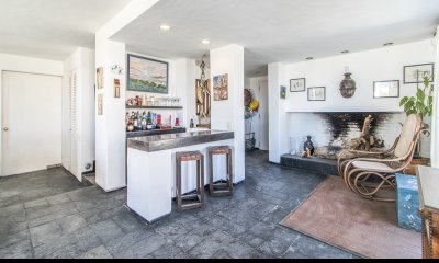 Dúplex en edificio de Playa Brava, primera línea al mar.