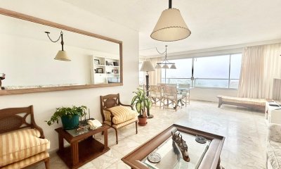 Apartamento en venta con muy buena vista a Playa Mansa.