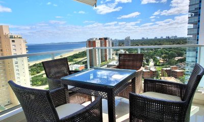 Venta departamento tres dormitorios Playa Mansa Punta del Este
