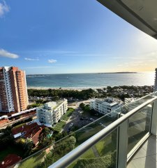 Departamento frente a Playa Mansa con espectaculares visuales