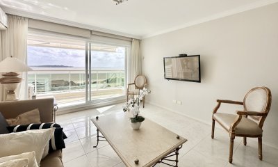 Apartamento en excelente torre frente a Playa Mansa en parada 5. Vista plena al mar e Isla de Gorriti