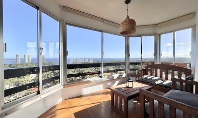 Apartamento de tres dormitorios y dependencia en venta Punta del Este