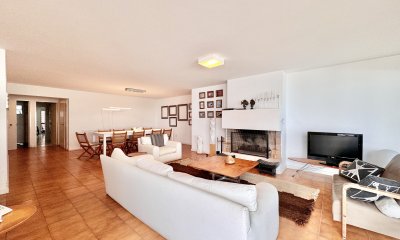 Apartamento de cuatro dormitorios y dependencia en venta, Punta del Este.