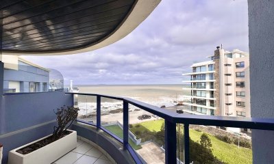 Apartamento de dos dormitorios en venta con vista al mar y parrillero propio. Punta del Este