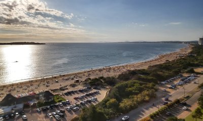Venta de apartamento tres dormitorios sobre playa Mansa en inmejorable ubicación
