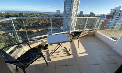 Apartamento en venta de un dormitorio con vista a Playa Mansa.