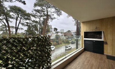 Apartamento de dos dormitorios con parrillero en venta, Punta del Este.