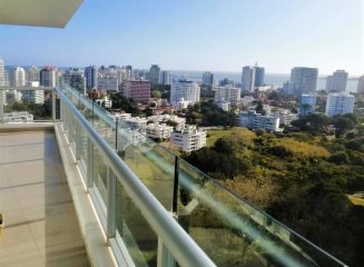 Apartamento de tres dormitorios y dependencia en torre de categoria en Playa Brava