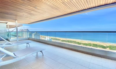 Apartamento de tres dormitorios con vista al mar en venta, Icon Tower, Brava.
