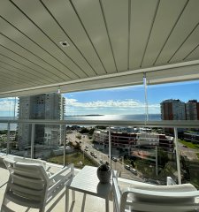 Apartamento en Venta de Tres Dormitorios en Playa Mansa Punta del  Este