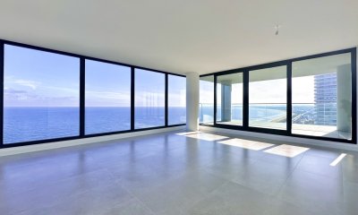 Apartamento piso bajo de tres dormitorios y dependencia de servicio en Venetian, OPORTUNIDAD!