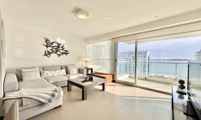 Apartamento de tres dormitorios en venta, Punta del Este.