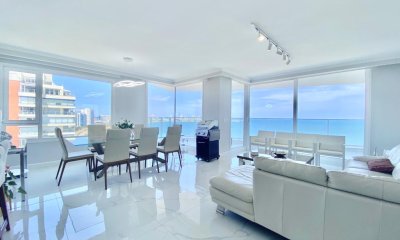 Apartamento de tres dormitorios en suites mas dependencia con baño en Paramount Smart Tower en Venta