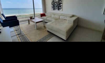 Venta departamento tres dormitorios en suite frente al mar Playa Mansa Punta del Este