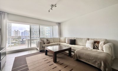 Apartamento de tres dormitorios con Parrillero propio en venta, Playa Brava, Punta del Este.
