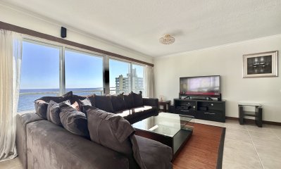 Lincoln Center Apartamento de tres dormitorios y dependencia con vista al mar en Playa Mansa, Punta del Este.