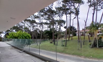 Apartamento en venta a estrenar en Playa Mansa - Punta del Este.