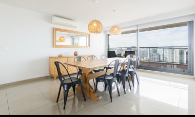 Apartamento de tres dormitorios en edificio Onix, Punta del Este.