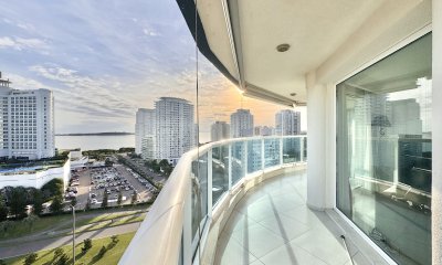 APARTAMENTO EN VENTA DE 3 DORMITORIOS EN PLAYA MANSA PUNTA DEL ESTE