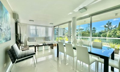 Apartamento en Playa Brava de dos dormitorios a metros del mar