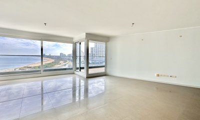 Apartamento de tres dormitorios con vista al mar en venta, Punta del Este.