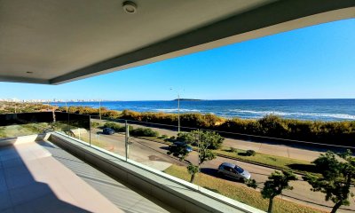 Apartamento Frente al Mar en Venta Tres Dormitorios