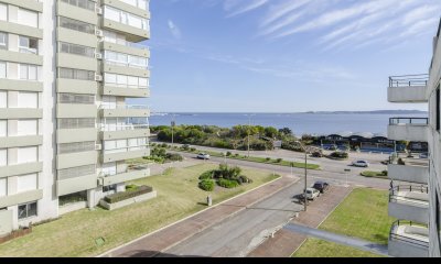 Apartamento de tres dormitorios en primera fila de Playa Mansa Punta Del Este