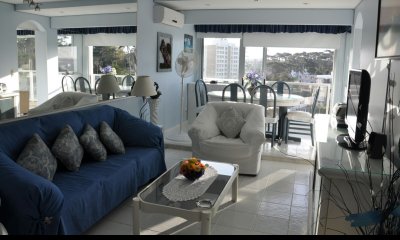 Apartamento de un dormitorio y medio frente a la Playa Mansa de Punta del Este