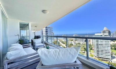 Apartamento en Torre One esquinero piso alto en venta