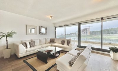 Apartamento en Venta de Tres Dormitorios en Laguna del Diario Punta del Este
