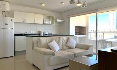 Apartamento de Dos Dormitorios en Venta - Punta del Este