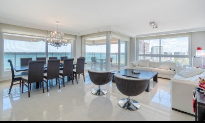 Apartamento esquinero en Venta en Le Jardin Punta del Este - Tres dormitorios en suite más dependencia de servicio con baño