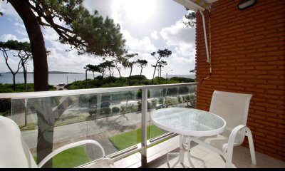 Apartamento de dos dormitorios con vista al mar en Playa Mansa