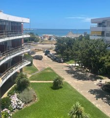 Apartamento con vista al mar de dos dormitorios en playa mansa