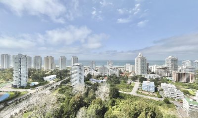 Apartamento de dos dormitorios en alquiler anual en playa brava, punta del este.