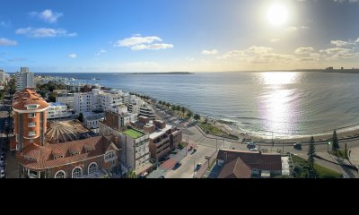 Apartamento en venta de tres dormitorios y dependencia en Playa Mansa, Punta del Este