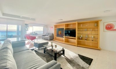 Beverly Tower Punta del Este Apartamento de tres dormitorios frente al mar en alquiler