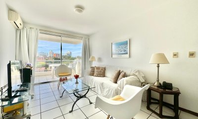 Apartamento de dos dormitorios en playa mansa en venta