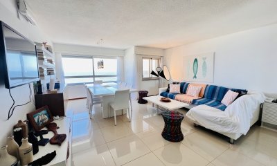 Muy lindo apartamento de tres dormitorios con vista a la Brava en venta