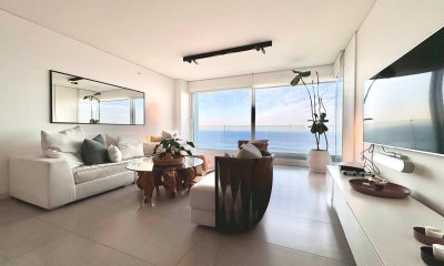 Apartamento de tres dormitorios en Le Parc, Primera fila en playa brava en venta