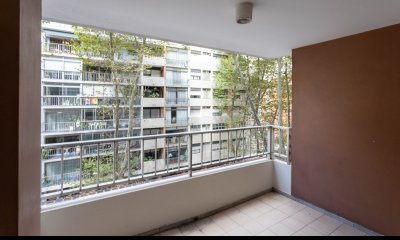 Venta con renta apartamento de dos dormitorios en Pocitos a metros de la rambla