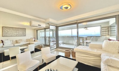 Alquiler apartamento tres dormitorios en suite en edificio de categoria playa Brava Punta del Este
