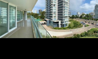 One de Tres Dormitorios y Dependencia en Venta - Punta del Este