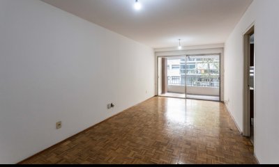 Venta con renta apartamento de dos dormitorios en Pocitos a metros de la rambla